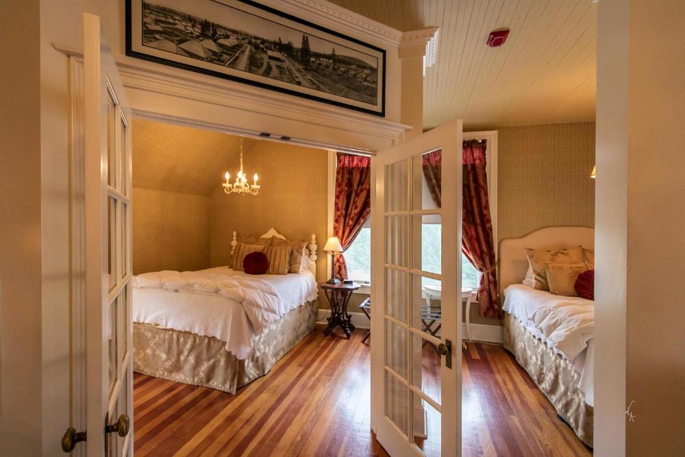 Deluxe Queen Suite interior